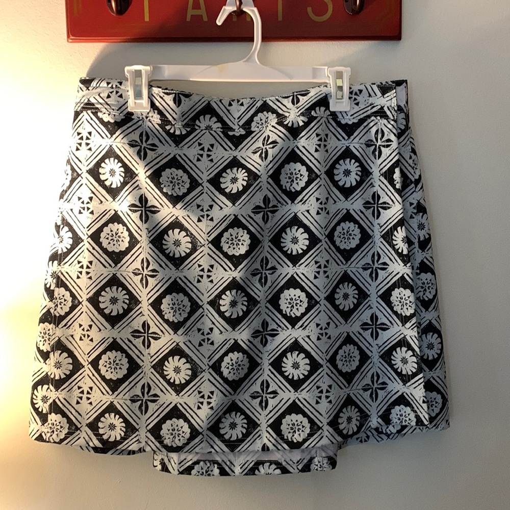 Like new rip skirt length 2, black and white.